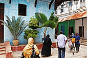 Menschen in einer Strasse in Stonetown, Sansibar City, Sansibar, Tansania, Afrika