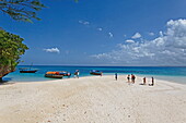 Menschen am Strand auf Changu Island, Prison island, Sansibar, Tansania, Afrika