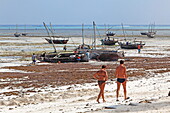 Menschen am Strand bei Ebbe, Nungwi, Sansibar, Tansania, Afrika