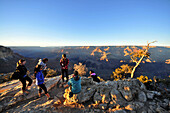 Menschen am South Rim bei Sonnenuntergang, Grand Canyon, Arizona, Südwest USA, Amerika