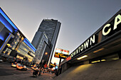 Verkehr in den Strassen von Downtown am Abend, Los Angeles, Kalifornien, USA, Amerika