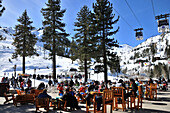 Menschen im Skigebiet Squaw Valley am Lake Tahoe, Nord Kalifornien, USA, Amerika