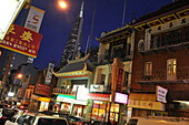 Häuser und Schilder in Chinatown bei Nacht, San Francisco, Kalifornien, USA, Amerika