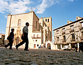 Kopfsteinpflaster, Plaza de los Condes de Miranda im Dorf Penaranda de Duero, Kastilien-León, Spanien