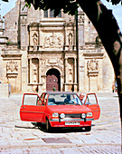 Roter Ford Fiesta vor Kapelle Sacra Capilla del Salvador, Plaza Vasquez de Molina, Úbeda, Andalusien, Spanien