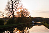 Le Boat Hausboot auf dem Canal de la Marne au Rhin bei Sonnenuntergang, Hessen, Lothringen (nahe Elsass), Frankreich, Europa