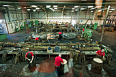 Fassmacher in der Böttcherei Speyside Cooperage, Craigellachie, Aberdeenshire, Schottland