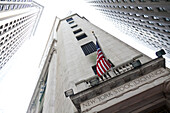 New Yorker Börse, Architekt George Browne Post, US-Flagge, New York Stock Exchange, Zentrum der Finanzwelt, Globalisierung, Manhattan, New York City, Vereinigte Staaten von Amerika, USA