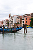 Gondeln verankert entlang dem Kanal, Venedig, Italien