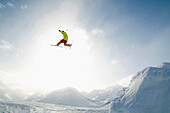 Skifahrer im Sprung, Andermatt, Kanton Uri, Schweiz