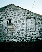 Felssteinmauer einer verlassenen Klosterruine, nahe Provocao, im Nordenosten der Insel Sao Miguel, Azoren, Portugal