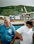 Fischer vor Booten im Hafen von Lajes do Pico, Insel Pico, Azoren, Portugal