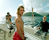 Kapitän und Crew auf Katamaran Simile, Chartertörn ab Horta, vor Insel Faial, Azoren, Portugal