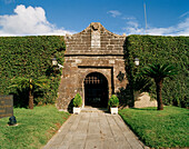 Eingang zum Hotel Pousada de Portugal, Castello de Santa Cruz, über Hafen von Horta, Insel Faial, Azoren, Portugal