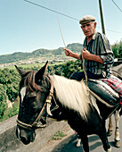 Bauer auf einem Pferd, nahe Provocao, im Nordenosten der Insel Sao Miguel, Azoren, Portugal