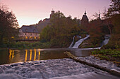 Burg Pyrmont, Brückenkapelle, Elzer Wasserfall, Fachwerkmühle,  Mühlteich, Eifel, Rheinland-Pfalz, Deutschland, Europa