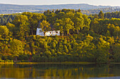 Kirche, Dauner Maare, Weinfelder Maar (Totenmaar) bei Daun, Kirche, Morgen, Eifel, Rheinland-Pfalz, Deutschland, Europa