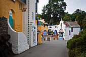 Das Dorf Portmeirion, 1926 gegründet vom walisischen Architekt Sir Clough Williams-Ellis, Portmeirion, Wales, Großbritannien