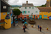 Tourists in the village of Portmeirion, founded by Welsh architekt Sir Clough Williams-Ellis in 1926, Portmeirion, Wales, UK