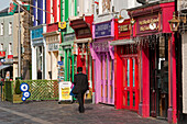 Bunte Fassaden von Geschäften und Restaurants, Das historische Zentrum von Caernarfon, Wales, Großbritannien