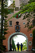 Eingang zum Dorf Portmeirion, 1926 gegründet vom walisischen Architekt Sir Clough Williams-Ellis, Wales, Großbritannien