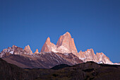 Mt. Fitz Roy, Morgendämmerung vor Sonnenaufgang, Nationalpark Los Glaciares, bei El Chalten, Patagonien, Argentinien