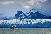 Schiff vor dem Perito Moreno Gletscher, Lago Argentino, Nationalpark Los Glaciares, bei El Calafate, Patagonien, Argentinien