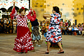 Feria, tanzende Personen mit Bewegungsunschärfe, Conil de la Frontera, Andalusien, Spanien, Europa