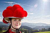 Junge Frau in Tracht mit Bollenhut, Schwarzwald, Baden-Württemberg, Deutschland, Europa
