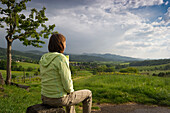 Frau sitzt auf einem Stein, Hexental, Schwarzwald, Baden-Württemberg, Deutschland, Europa