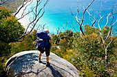 Ein Wanderer oberhalb der Waterloo Bay, Wilsons Promontory National Park, Victoria, Australien