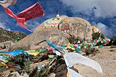 Gebetsfahnen im Drepung Klosterkomplex bei Lhasa, autonomes Gebiet Tibet, Volksrepublik China