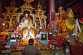 Goldene Buddhafiguren in der Gebetshalle im Drepung Klosterkomplex bei Lhasa, autonomes Gebiet Tibet, Volksrepublik China