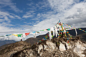 Gebetsfahnen im Transhimalaya-Gebirge auf dem Pass Khampa La bei Lhasa , autonomes Gebiet Tibet, Volksrepublik China