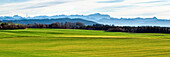 Blick von Wessobrunn auf den Hohen Peißenberg und die Zugspitze, Oberbayern, Deutschland, Europa