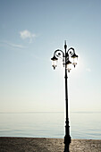 Straßenlaterne an der Uferpromenade vor Gardasee, Lazise, Gardasee, Veneto, Italien, Europa