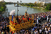 Menschenmenge und Bruderschaft La Estrella während der Prozession am Palmsonntag, Semana Santa, Triana, Sevilla, Andalusien, Spanien, Europa