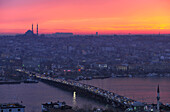 Blick auf Atatürkbrücke und Goldenes Horn bei Sonnenuntergang, Istanbul, Türkei, Europa