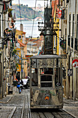 Elevador da Bica, Strassenbahnen auf steiler Strasse, Lissabon, Portugal, Europa