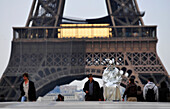 Menschen vor dem Eiffelturm, Trocadero, Paris, Frankreich, Europa