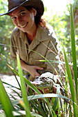 Ranger mit Babykrokodil, Bungalow Bay Koala Village, Horseshoe Bay, Nordküste Magnet Island, Great Barrier Reef Marine Park, UNESCO Weltkulturerbe, Queensland, Australien, Weltnaturerbe