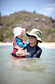 Mutter und Kind baden in der Bucht Radical Bay, Nordostküste Magnet Island, Great Barrier Reef Marine Park, UNESCO Weltkulturerbe, Queensland, Australien, Weltnaturerbe