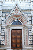 Eingangsportal am Dom von Siena, Siena, UNESCO Weltkulturerbe Siena, Toskana, Italien