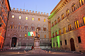 Beleuchteter Platz Piazza Salimbeni, Siena, UNESCO Weltkulturerbe Siena, Toskana, Italien
