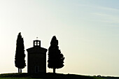 Kapelle mit Zypressen, Val d´Orcia, UNESCO Weltkulturerbe Val d´Orcia, Toskana, Italien