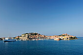 Fähre verlässt Hafen, Portoferraio, Insel Elba, Toskana, Italien