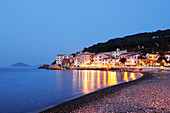 Strand und Uferpromenade von Marciana Marina mit Mittelmeer, Marciana Marina, Insel Elba, Mittelmeer, Toskana, Italien