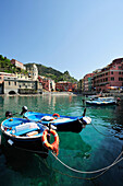 Boote im Hafen, Vernazza, Cinque Terre, Ligurien, Italien