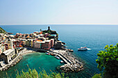 Blick auf Hafen, Vernazza, Cinque Terre, Ligurien, Italien