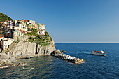 Ausflugsschiff verlässt Manarola, Cinque Terre, Ligurien, Italien